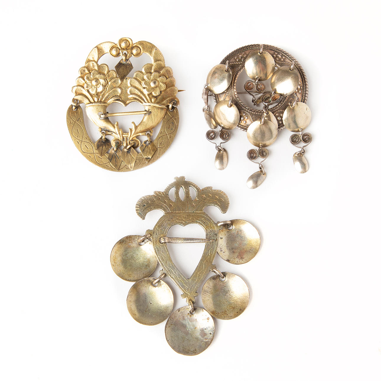 BROSCHER, 3 st, silver och gulmetall.