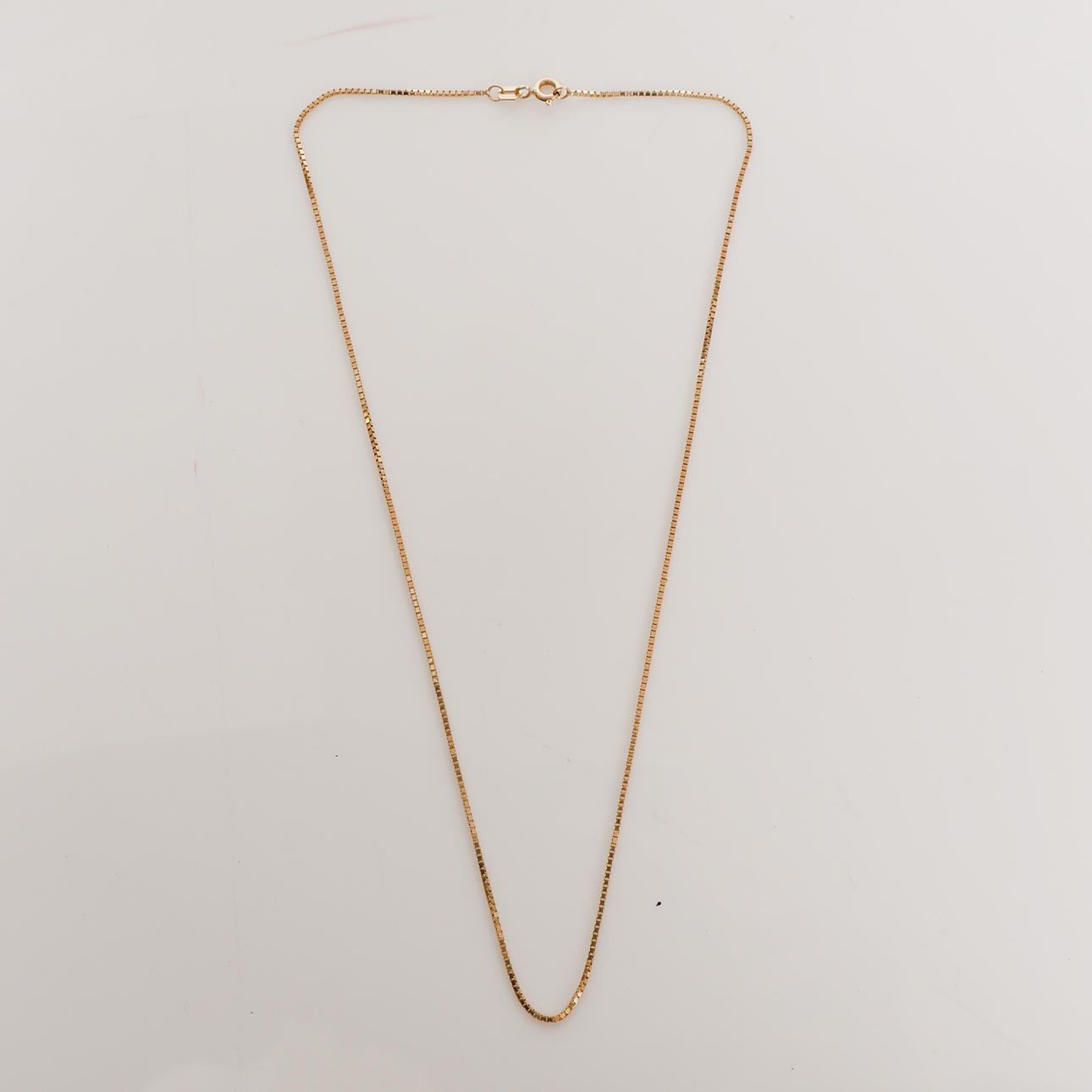 A 14 CARAT GOLD NECKLACE.