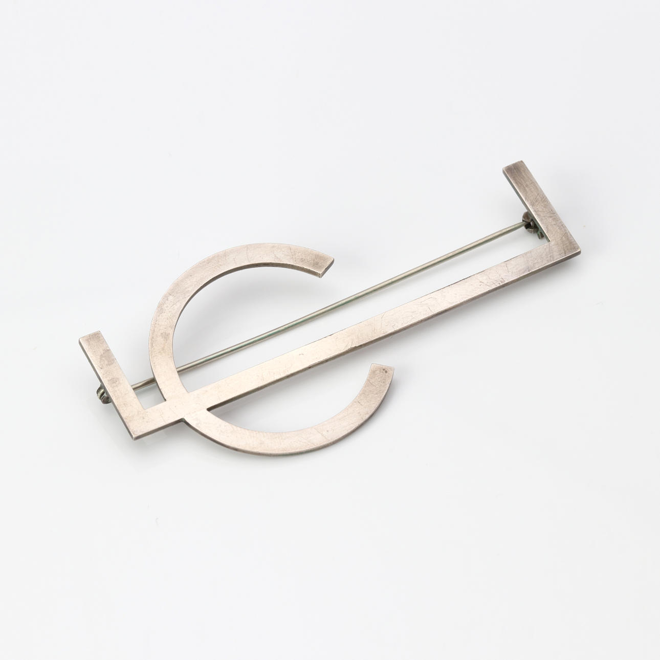 WIWEN NILSSON. MONOGRAMBROSCH. Sterlingsilver, monogram UC/CU, Lund 1940.