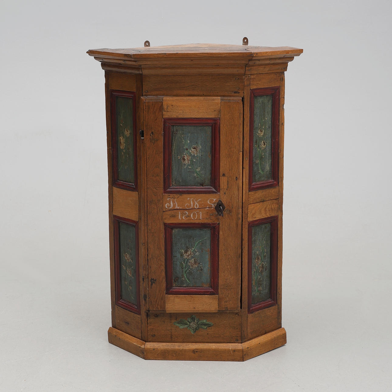 CORNER CABINETS. Allmoge.