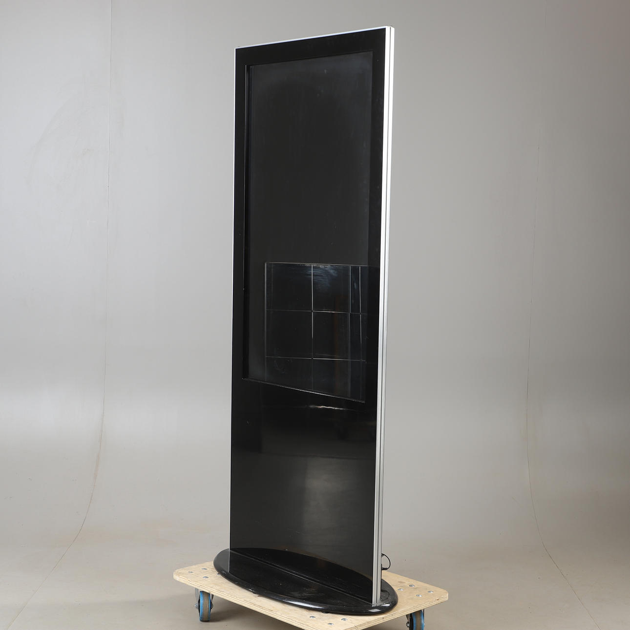 SCREEN, digital and freestanding, Swedx.