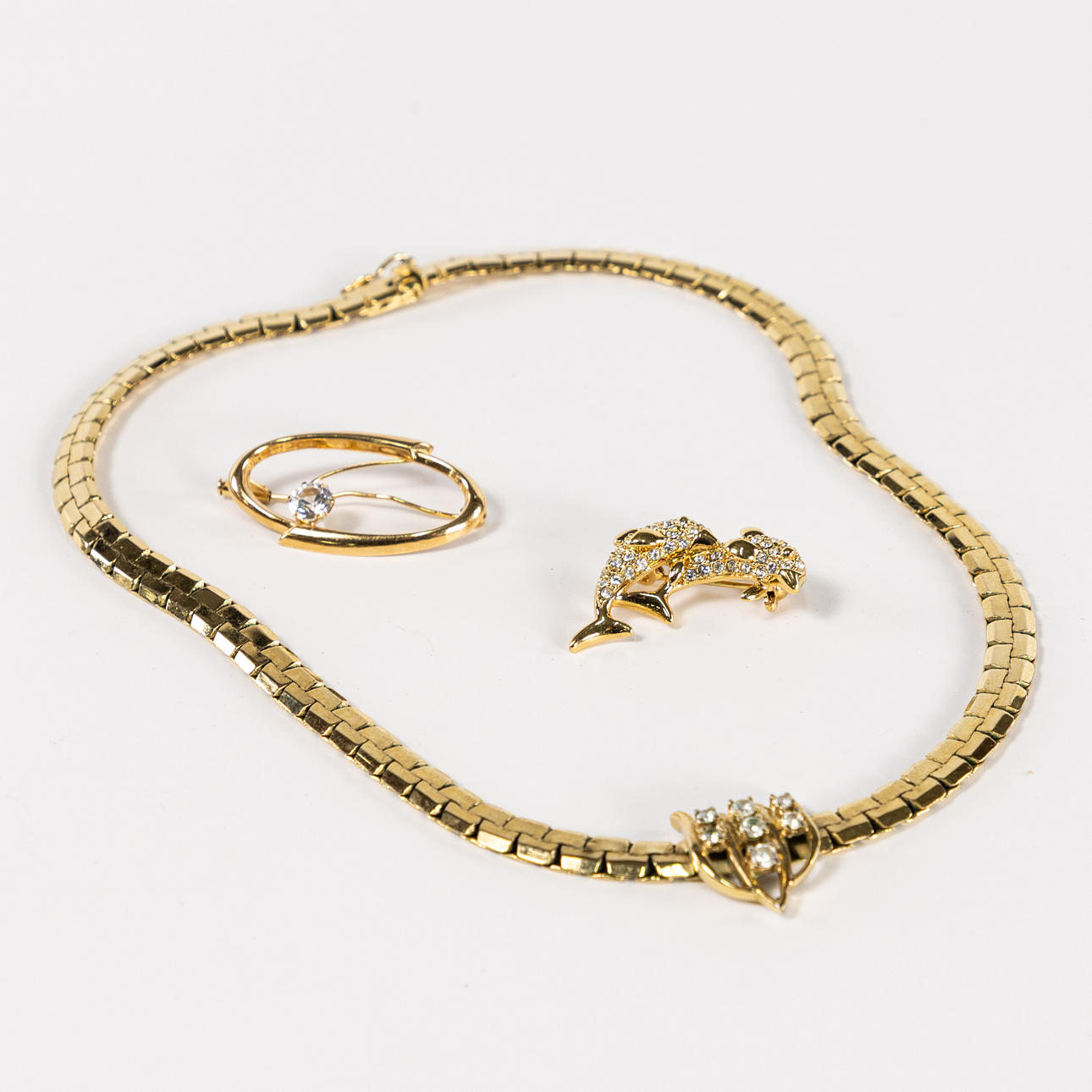 BIJOUTERIER, 3 pieces, fol. a. neck chain.