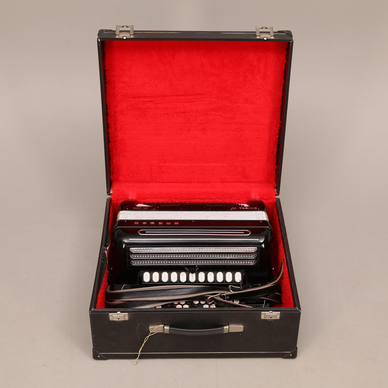 KNAPPDRAGSPEL, svart, Hohner - Riveria VII de Luxe, väska, 1900-tal.