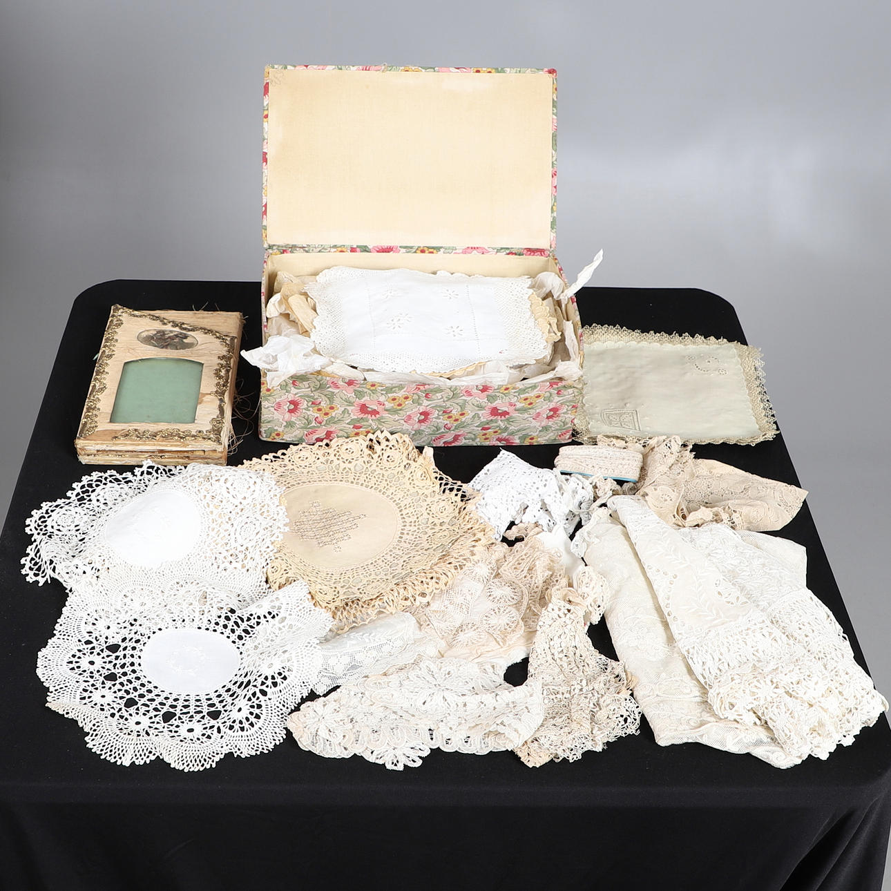 A QUANTITY OF 19TH CENTURY TABLEWARE LACE.