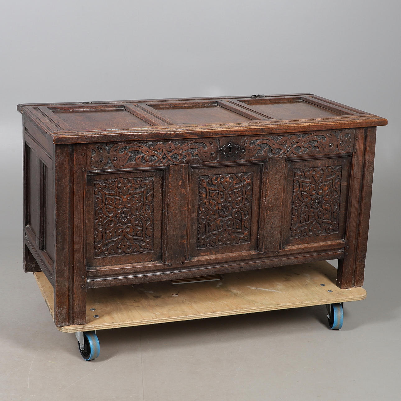 A 17TH CENTURY AND LATER OAK COFFER.