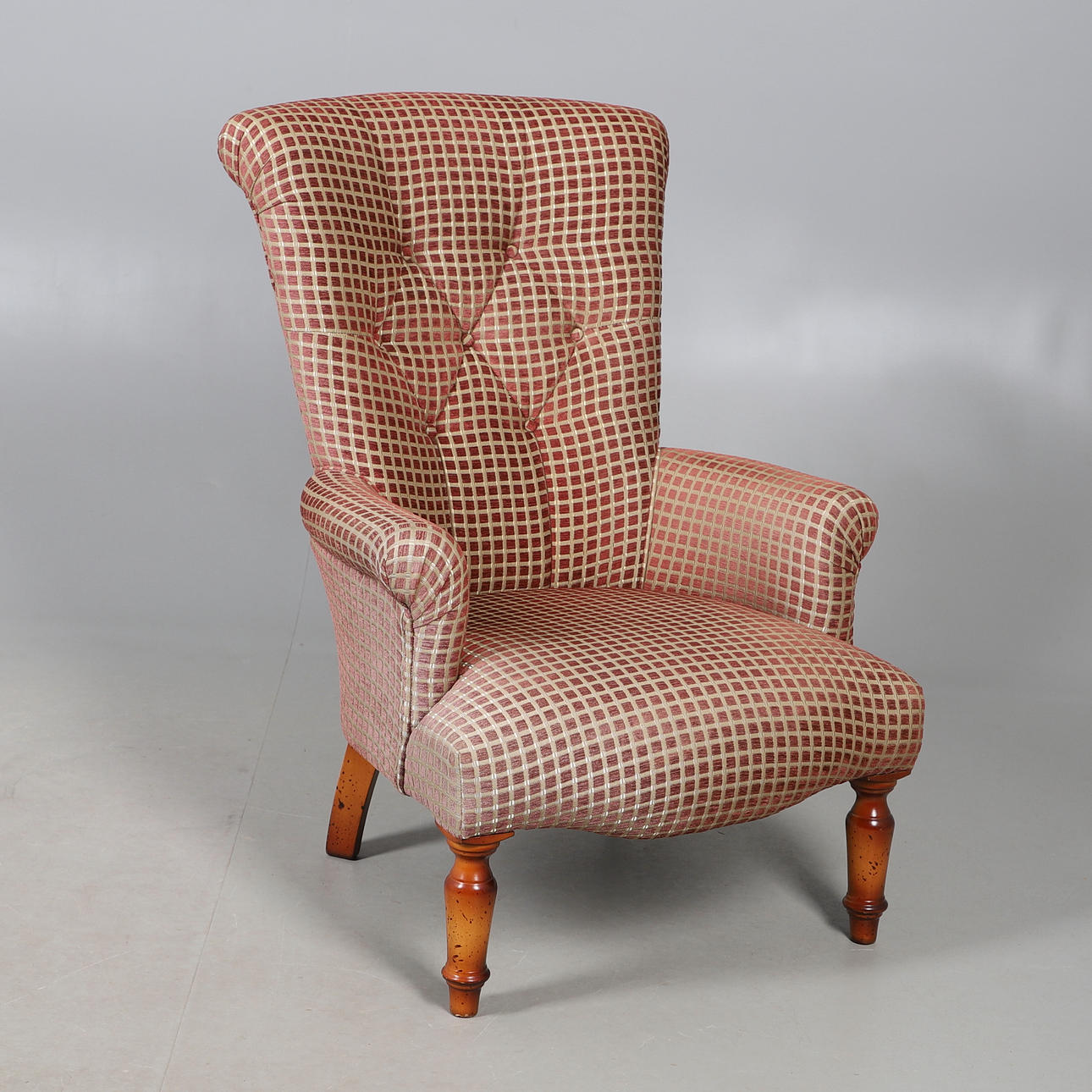 A VICTORIAN STYLE BUTTON BACK ARMCHAIR.