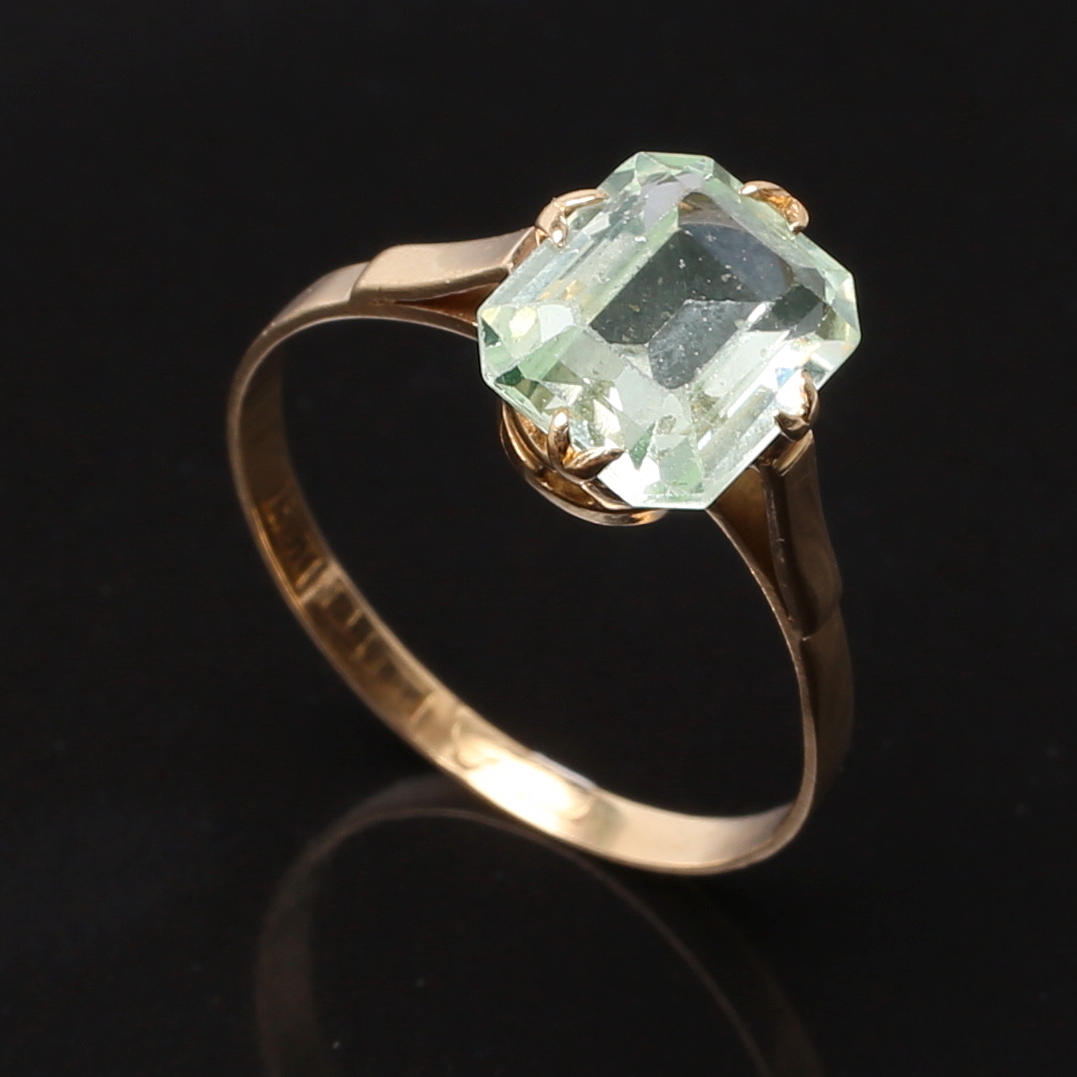 RING i 18 K gult guld med spinell, Hanssons Guldsmeds AB, Malmö 1938.