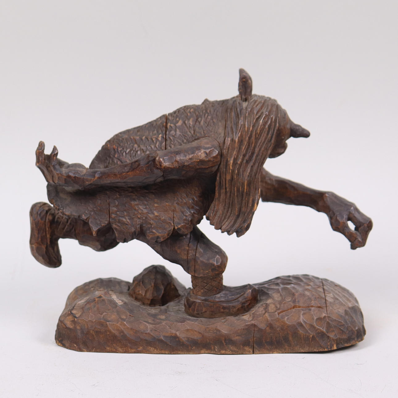 SKULPTUR, springande troll, snidat trä.