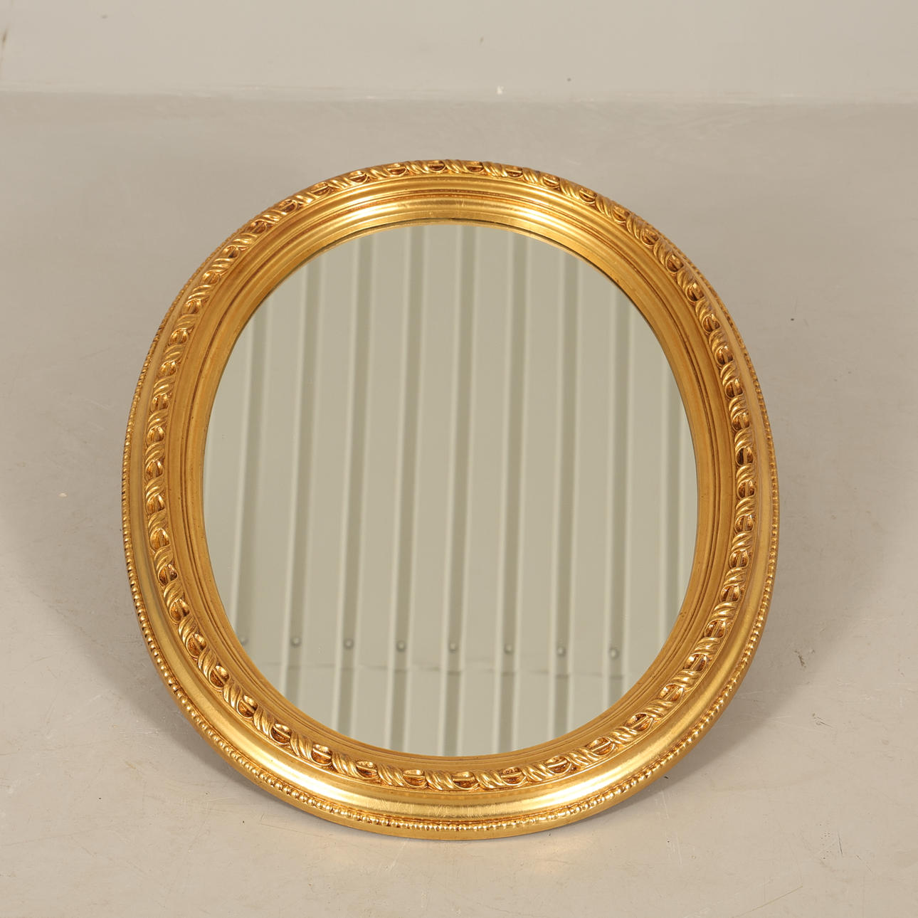 MIRROR WITH GILDED FRAME.