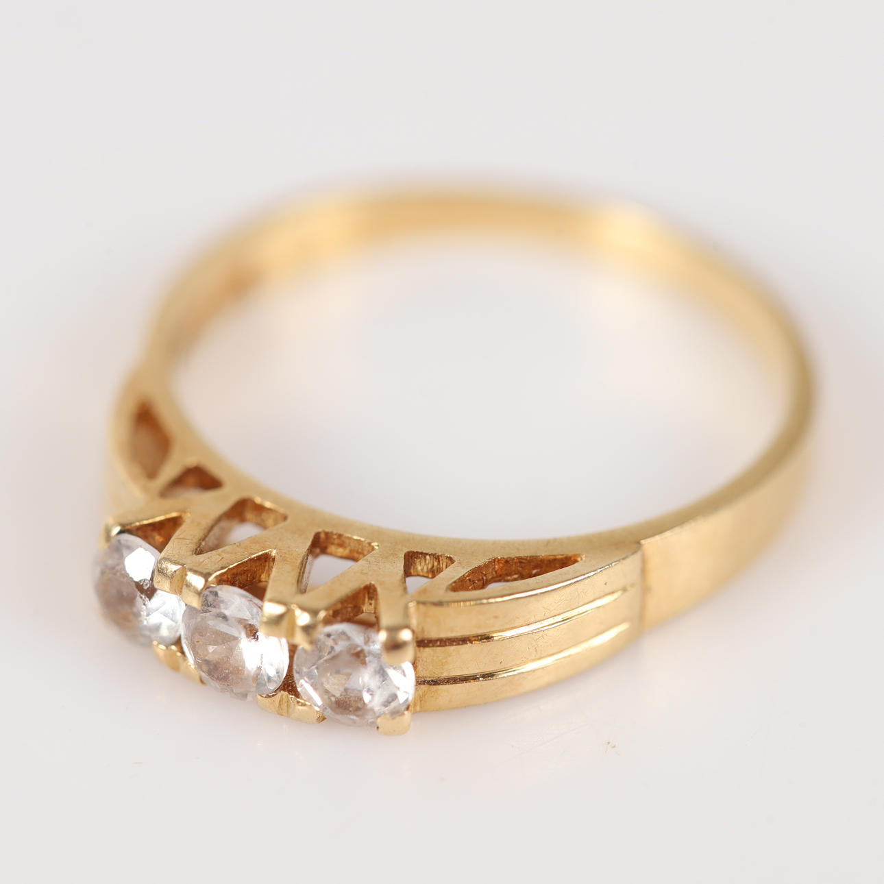 RING, 18 K gold with faceted stones.