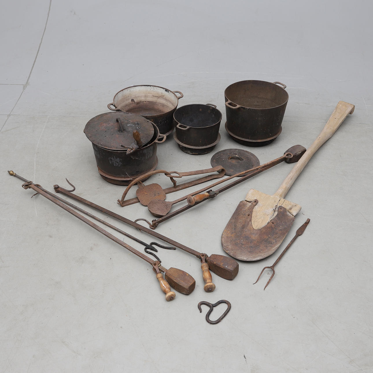 PARTI GJUTJÄRN-/SMIDESFÖREMÅL, 18-/1900-tal.