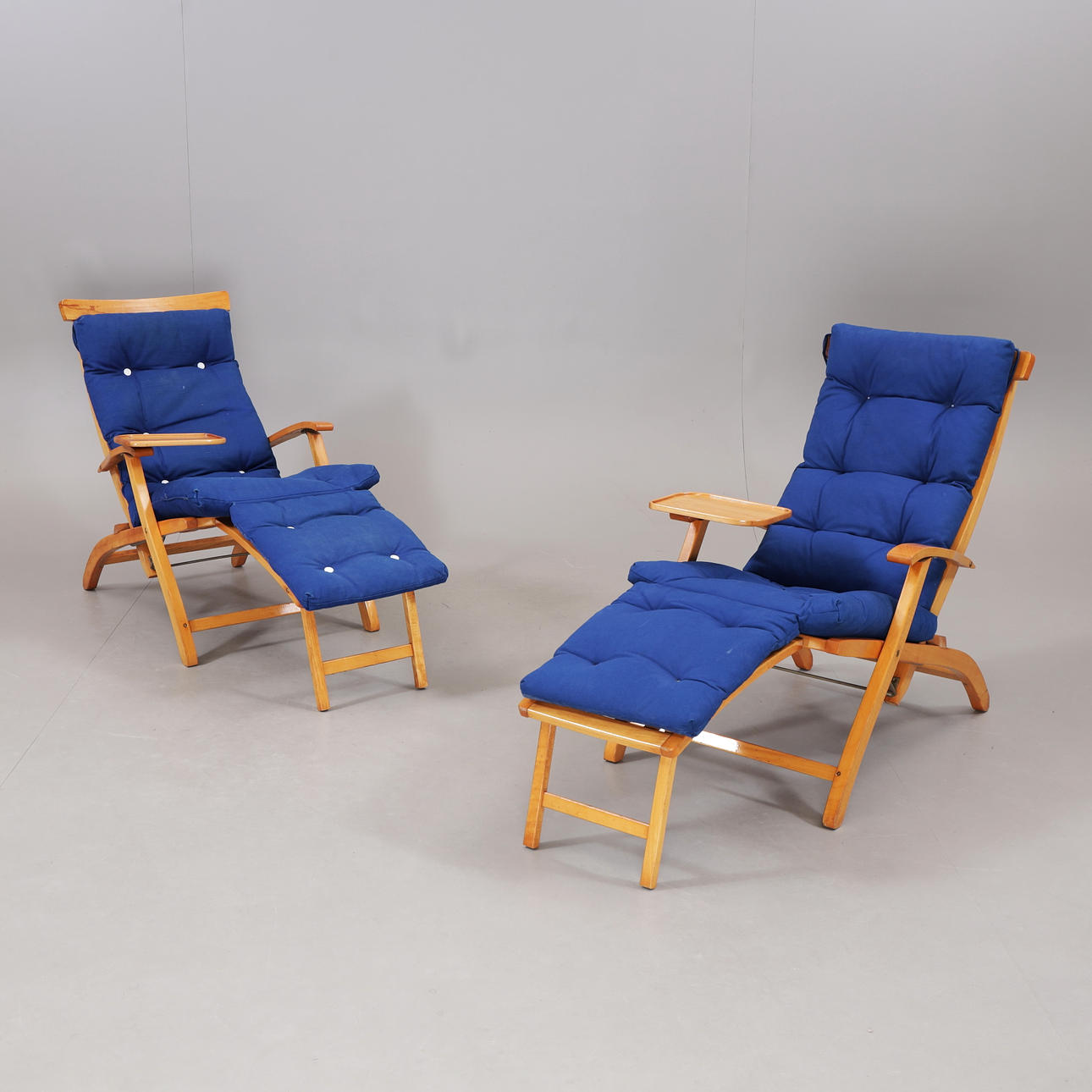 DECK CHAIRS, a pair, beech, Brogrens, with tray on the armrest, branded.