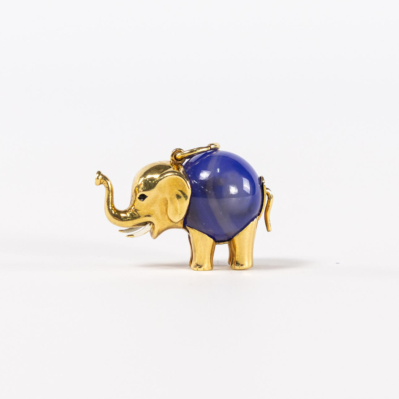 HÄNGE, i form av elefant, 18k guld.