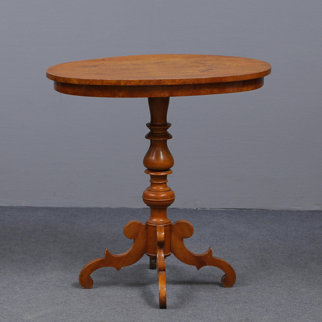 19TH CENTURY BIRCH PILLAR TABLE.