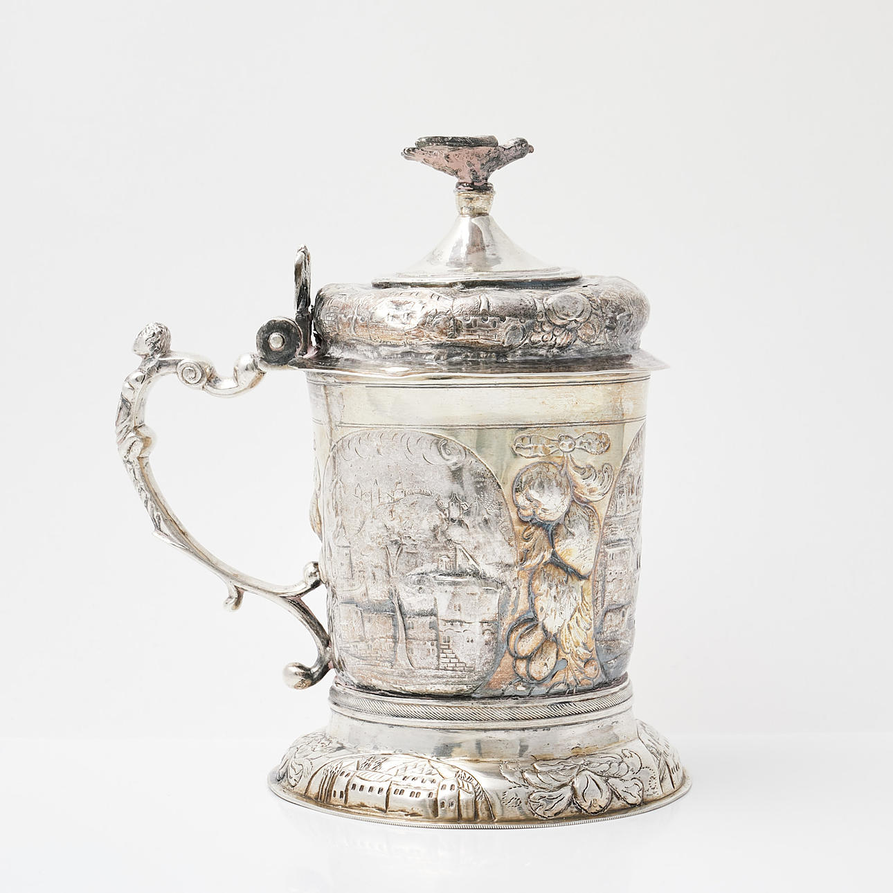 STOP, silver, ciselerad samt driven dekor, oidentifierade stämplar.