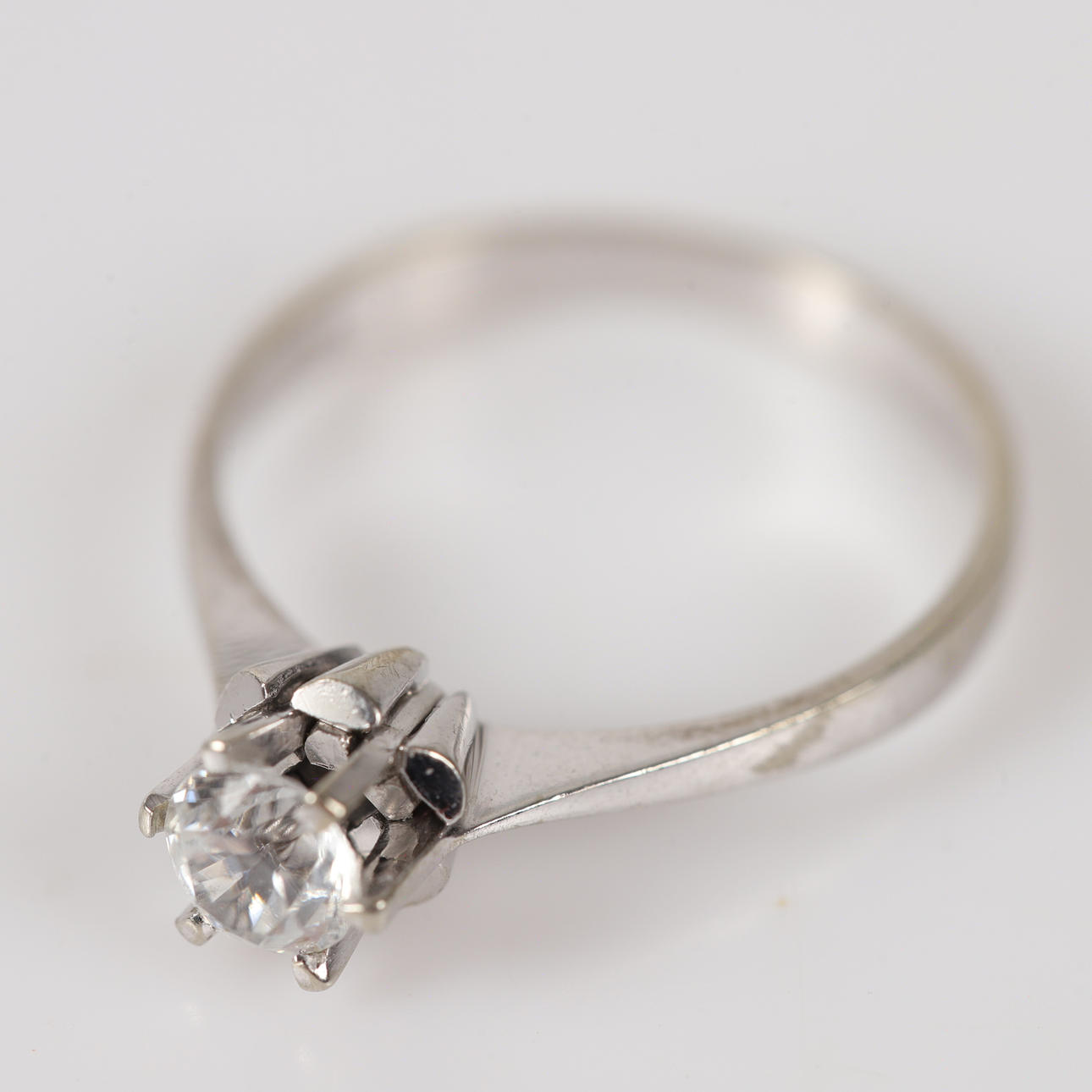 SOLITAIRE RING, 18K white gold with faceted stone.