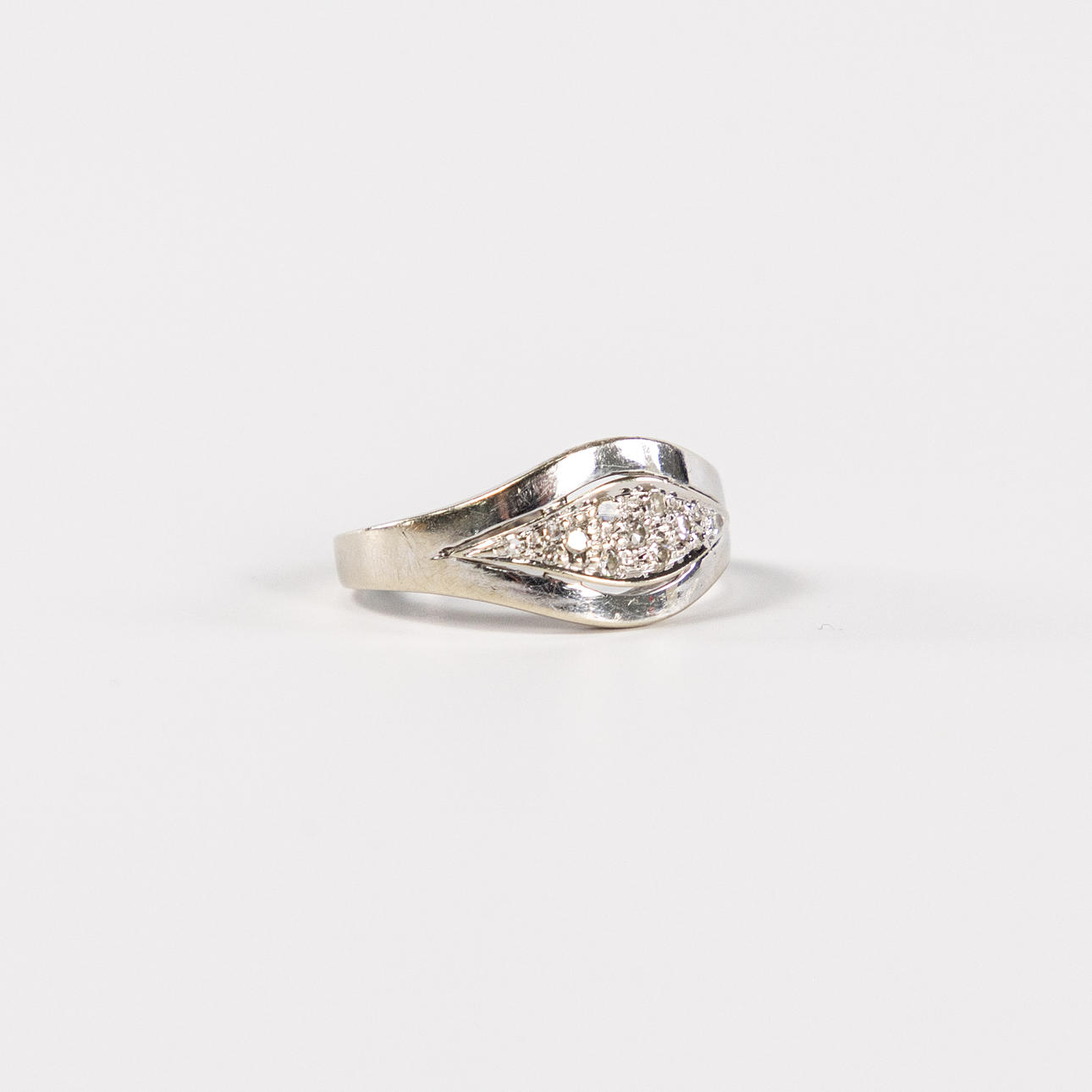 RING, 18k white gold, brilliant cut diamonds.