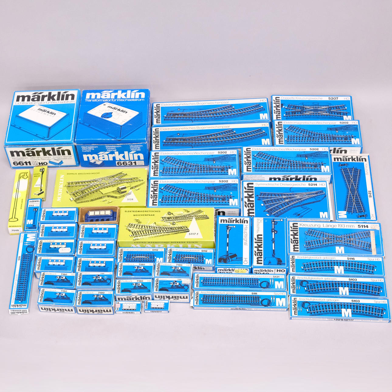 MARKLIN. MODEL RAILWAY, BATCH SWITCHES, ETC. SCALE H0.