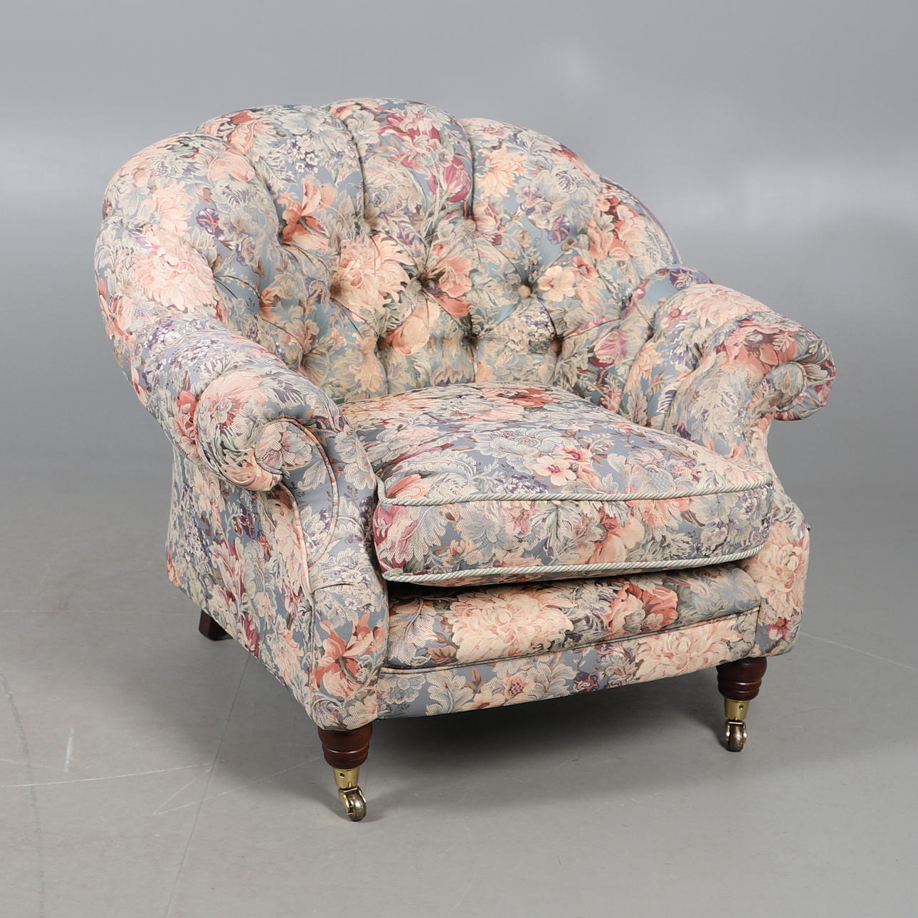 REPRODUCTION BUTTON BACK TUB CHAIR.