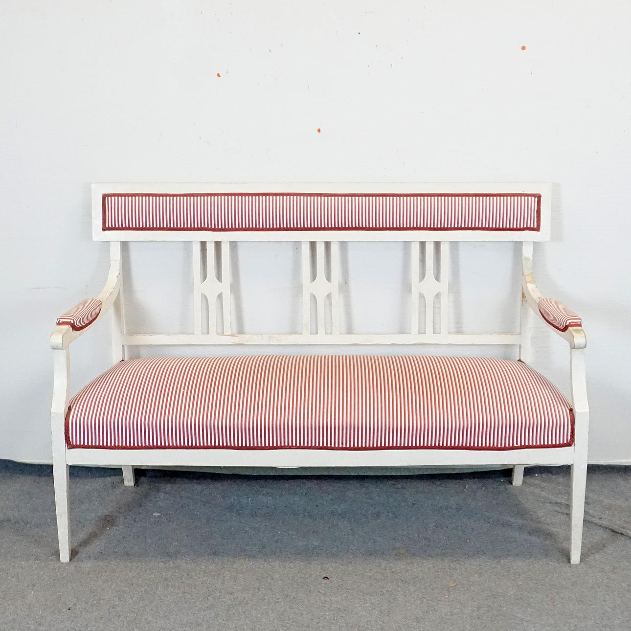 SOFFA. Gustaviansk stil, bemålat trä, 1900-tal.