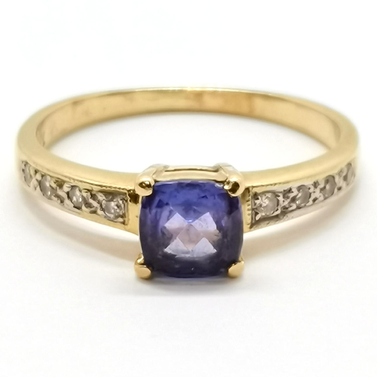 18ct GOLD TANZANITE RING WITH DIAMOND SET SHOULDERS.