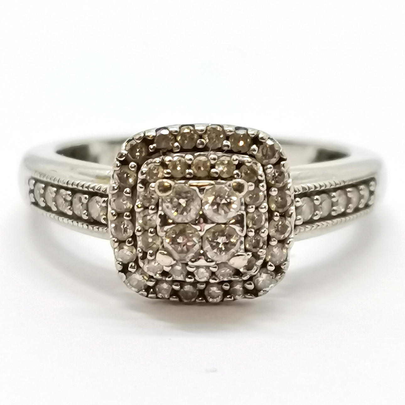 9ct WHITE GOLD MULTI-DIAMOND CLUSTER RING.