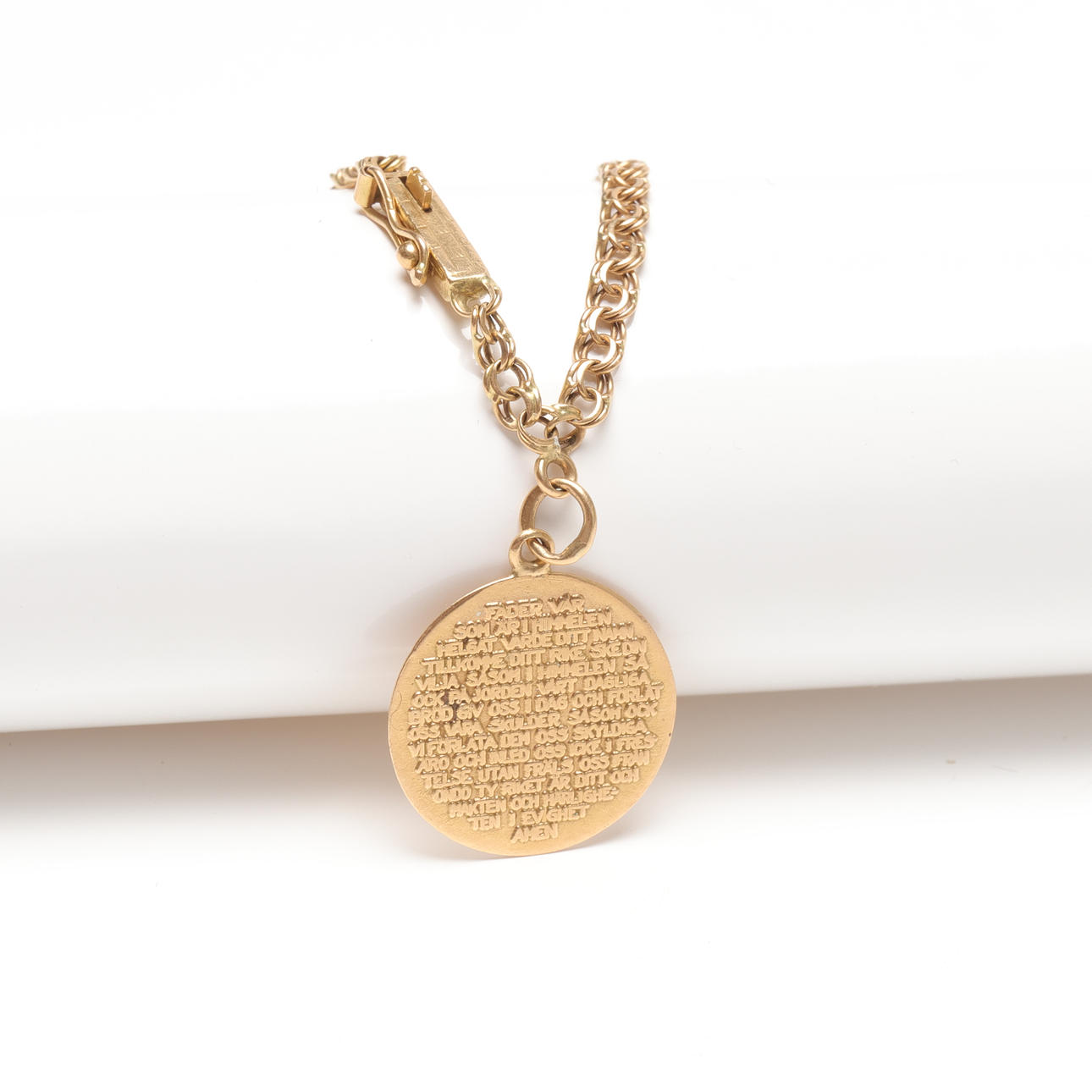 ARMBAND med bricka, 18k guld, vikt ca 4 gram.