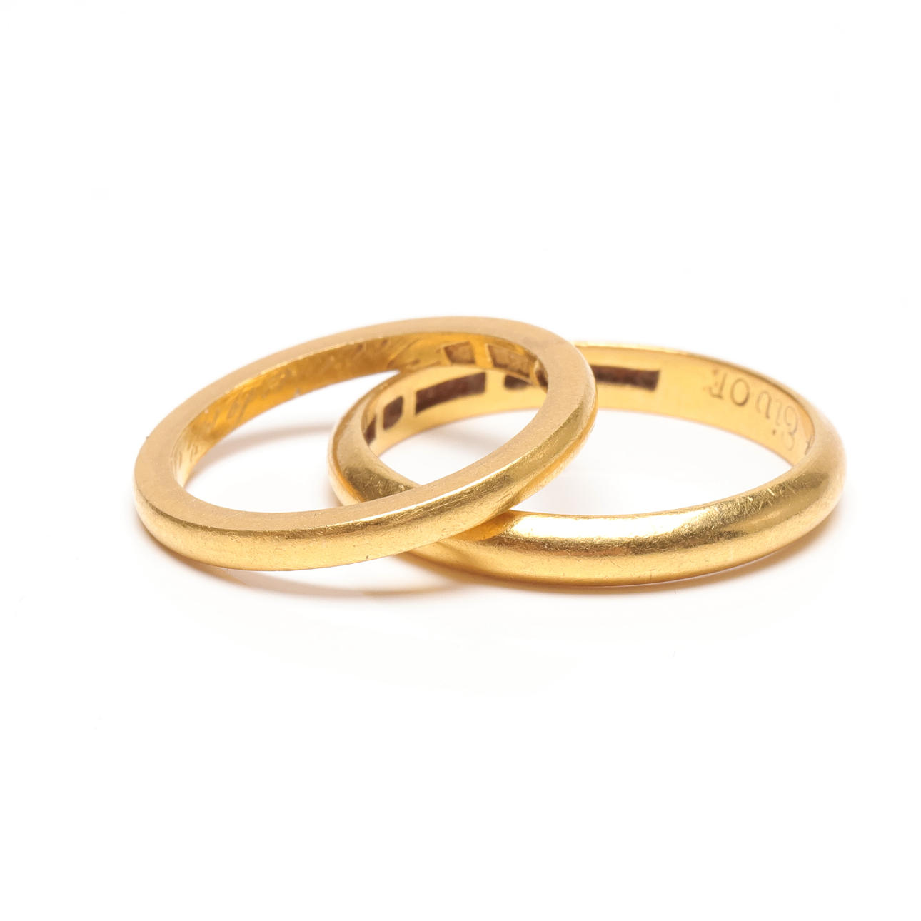 RINGAR, 2 st, 23k guld, vikt ca 9,3 gram.