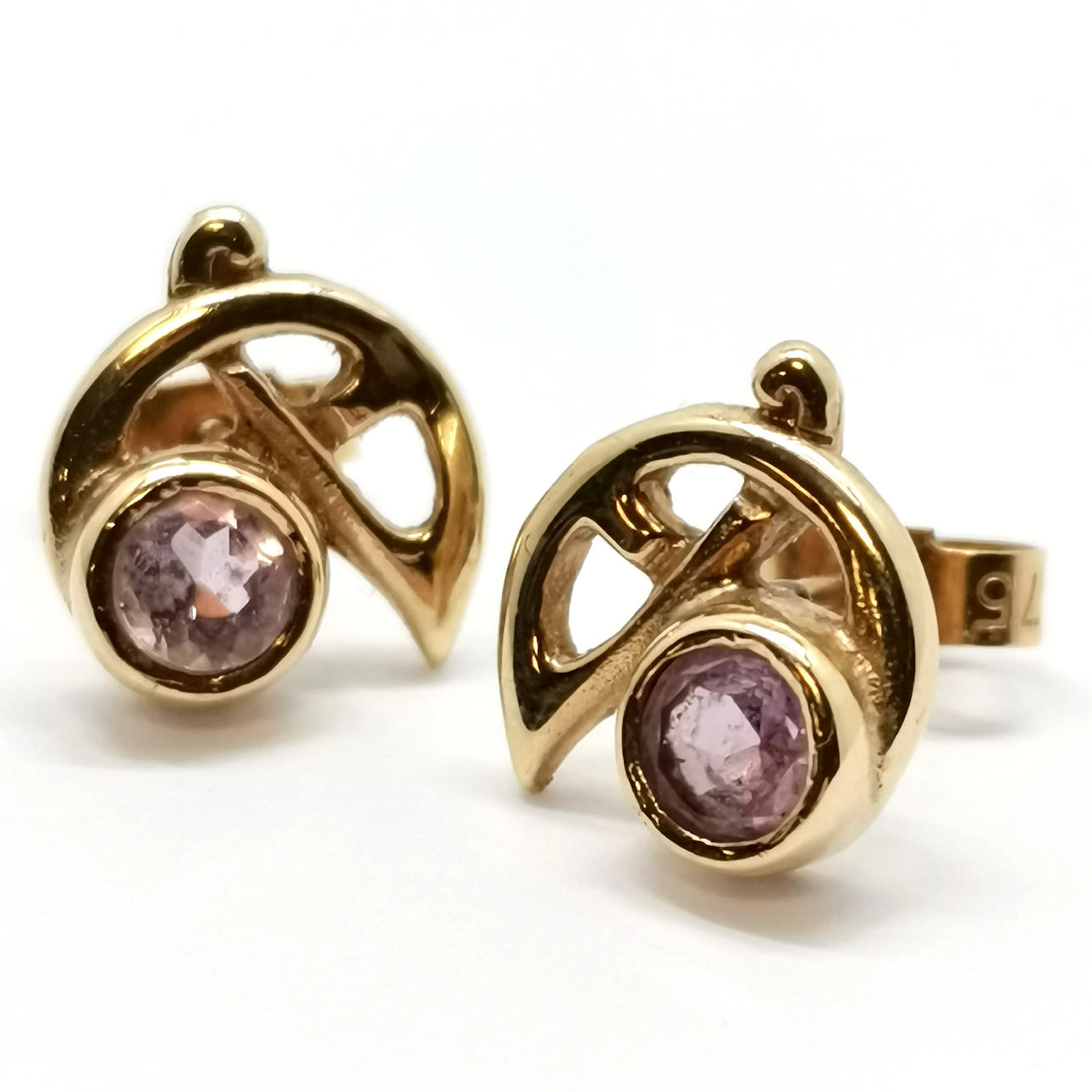 MALCOLM GRAY (ORTAK) 9CT GOLD STUD EARRINGS SET WITH AMETHYST.