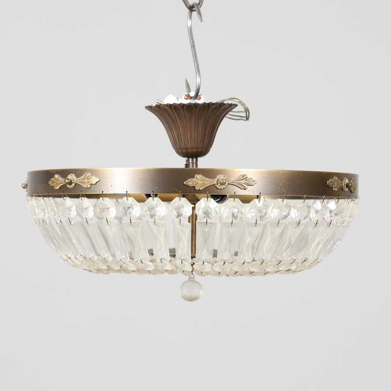 A 20th-century crystal plafond.