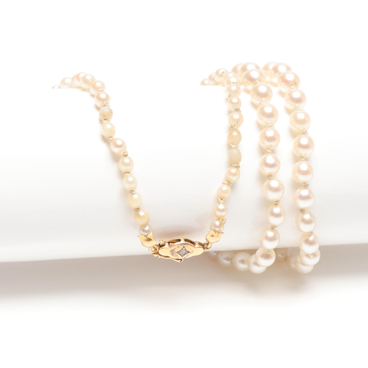 COLLIER, skalpärlor med guldlås.