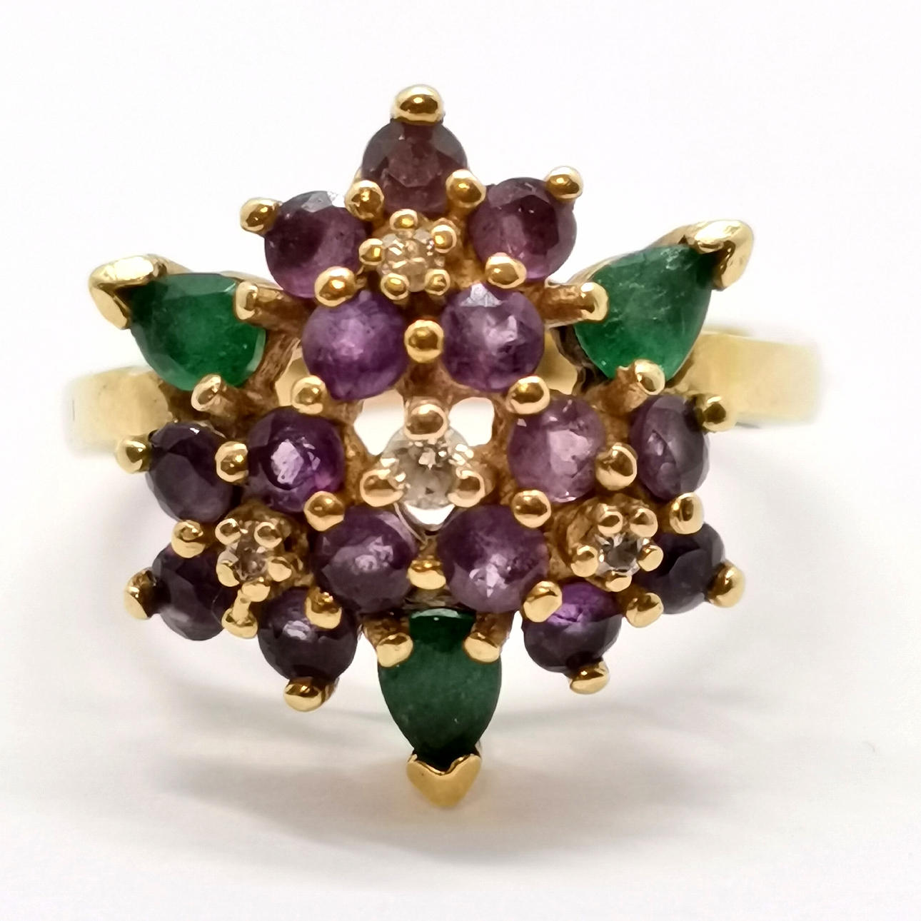 18ct GOLD EMERALD, DIAMOND & AMETHYST FLOWER CLUSTER RING.