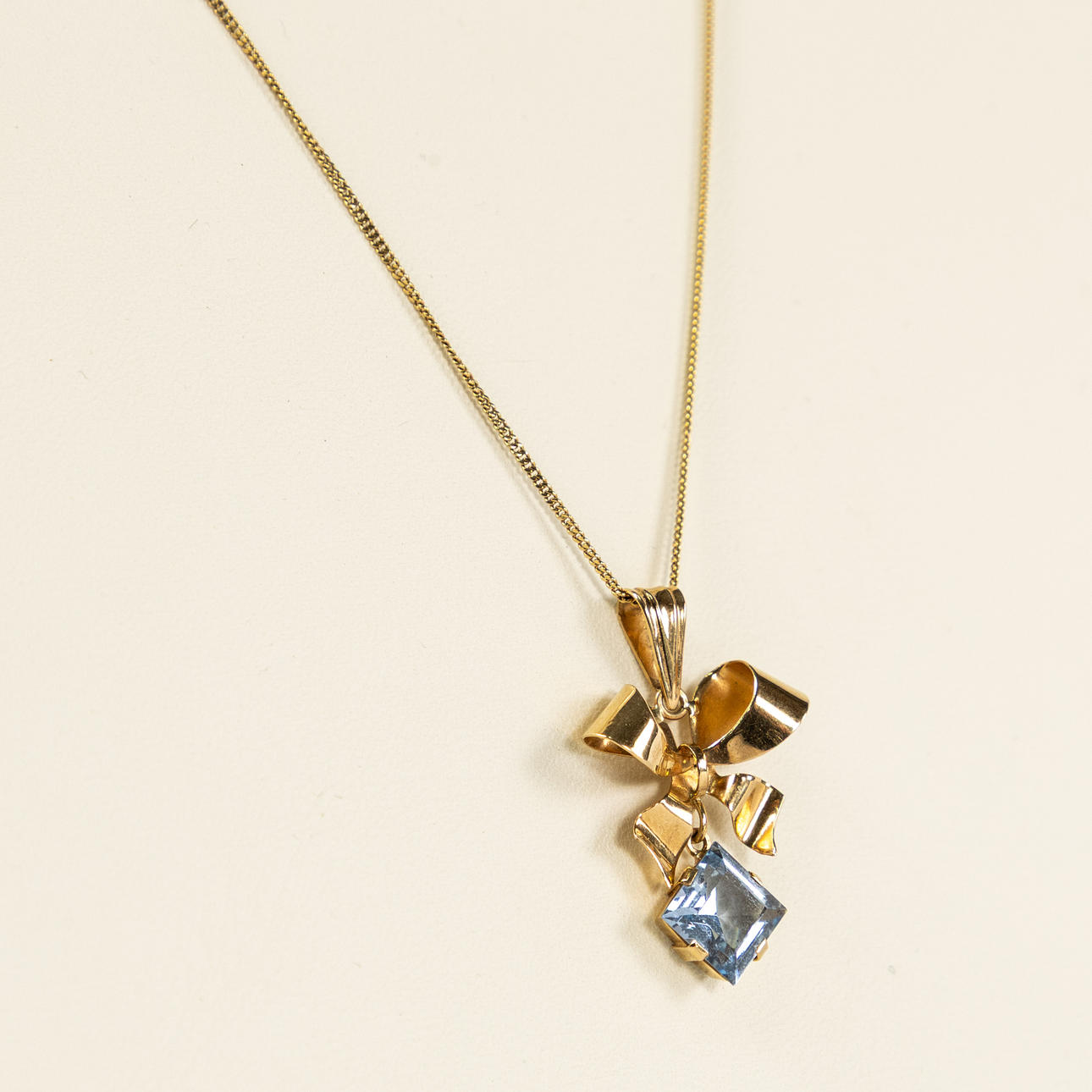 CHAIN with pendant, 18k gold.