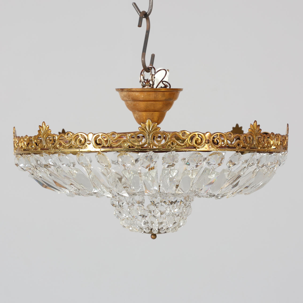 A 20th-century crystal plafond.