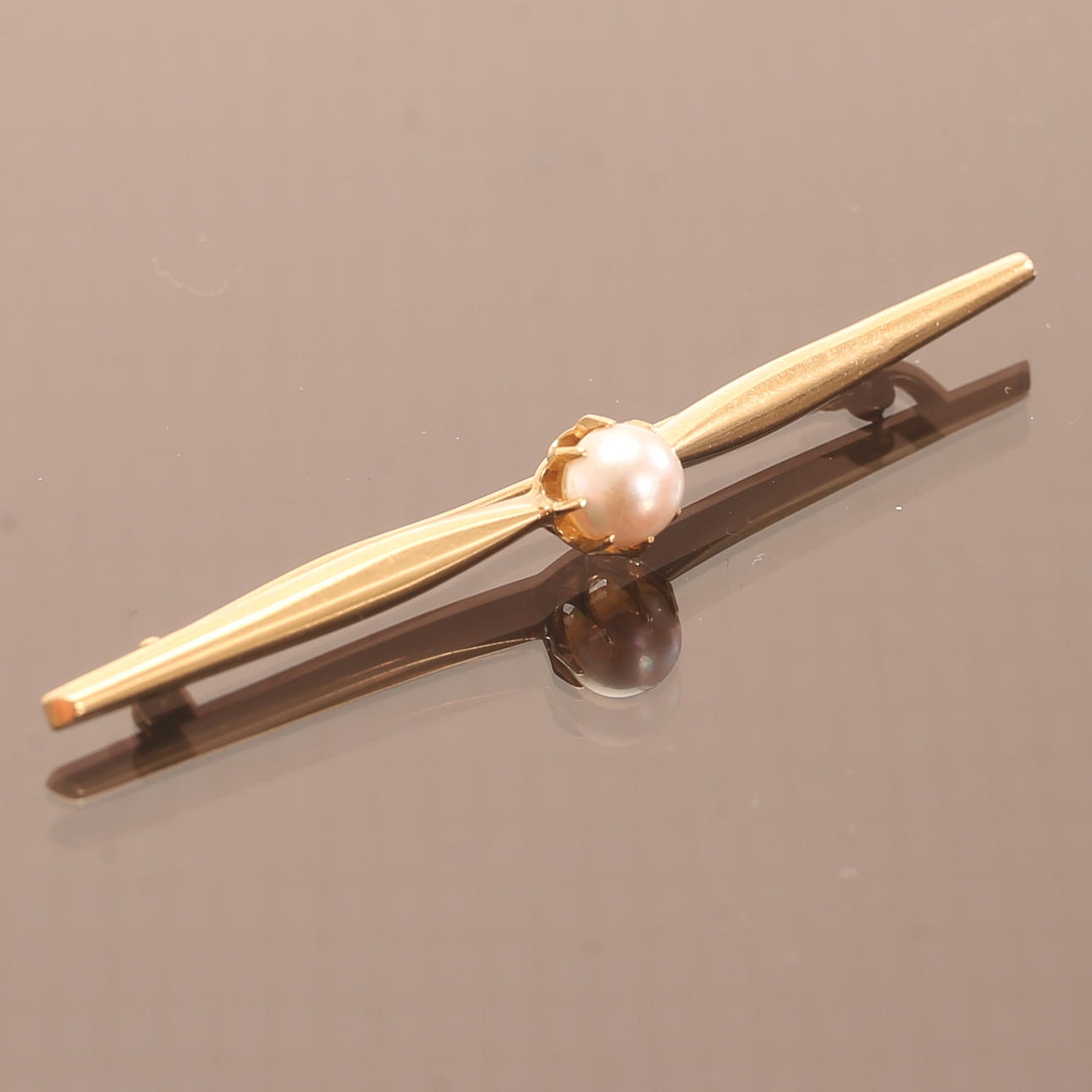 A brooch, gold 18 k.