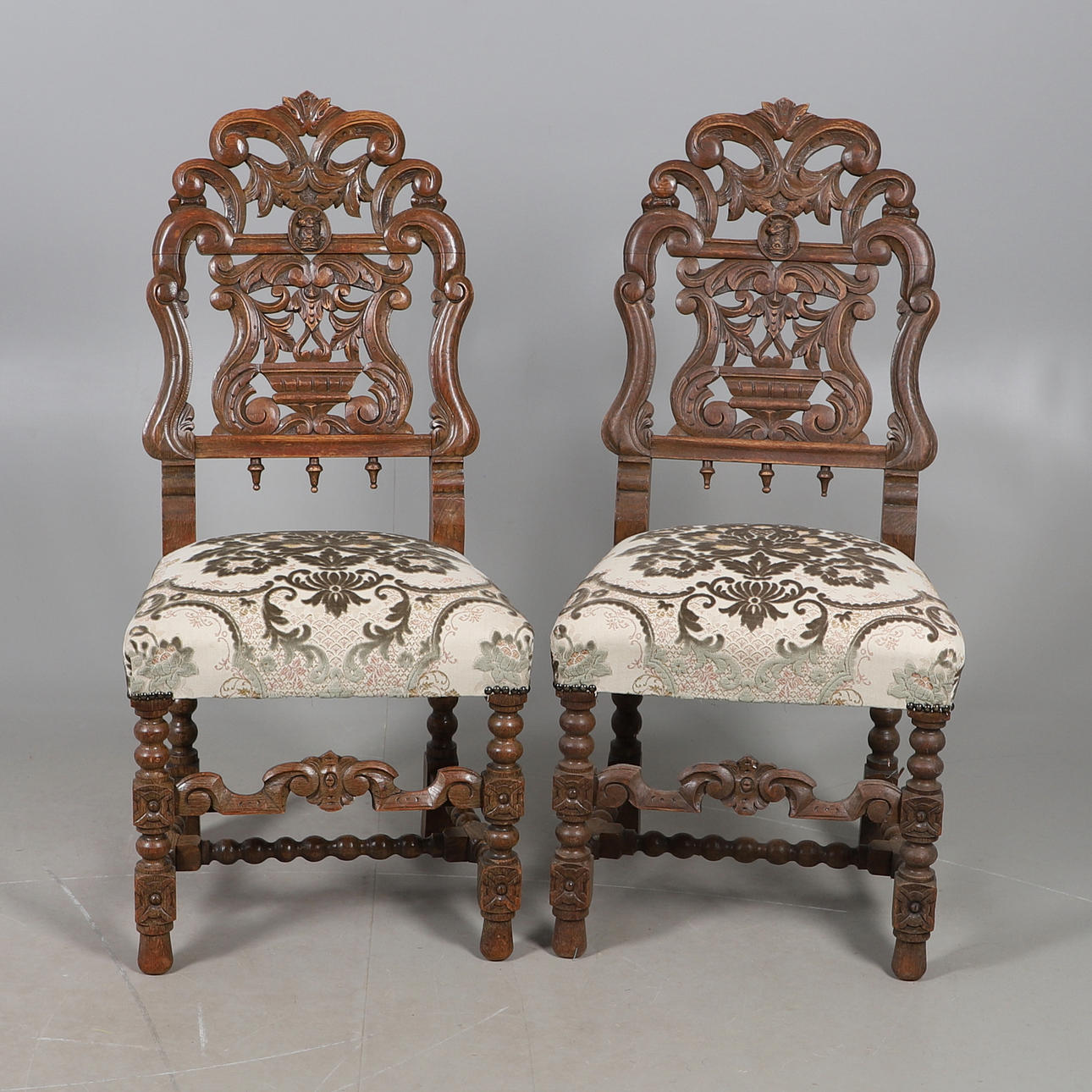 A PAIR OF CAROLEAN STYLE OAK DINING CHAIRS.
