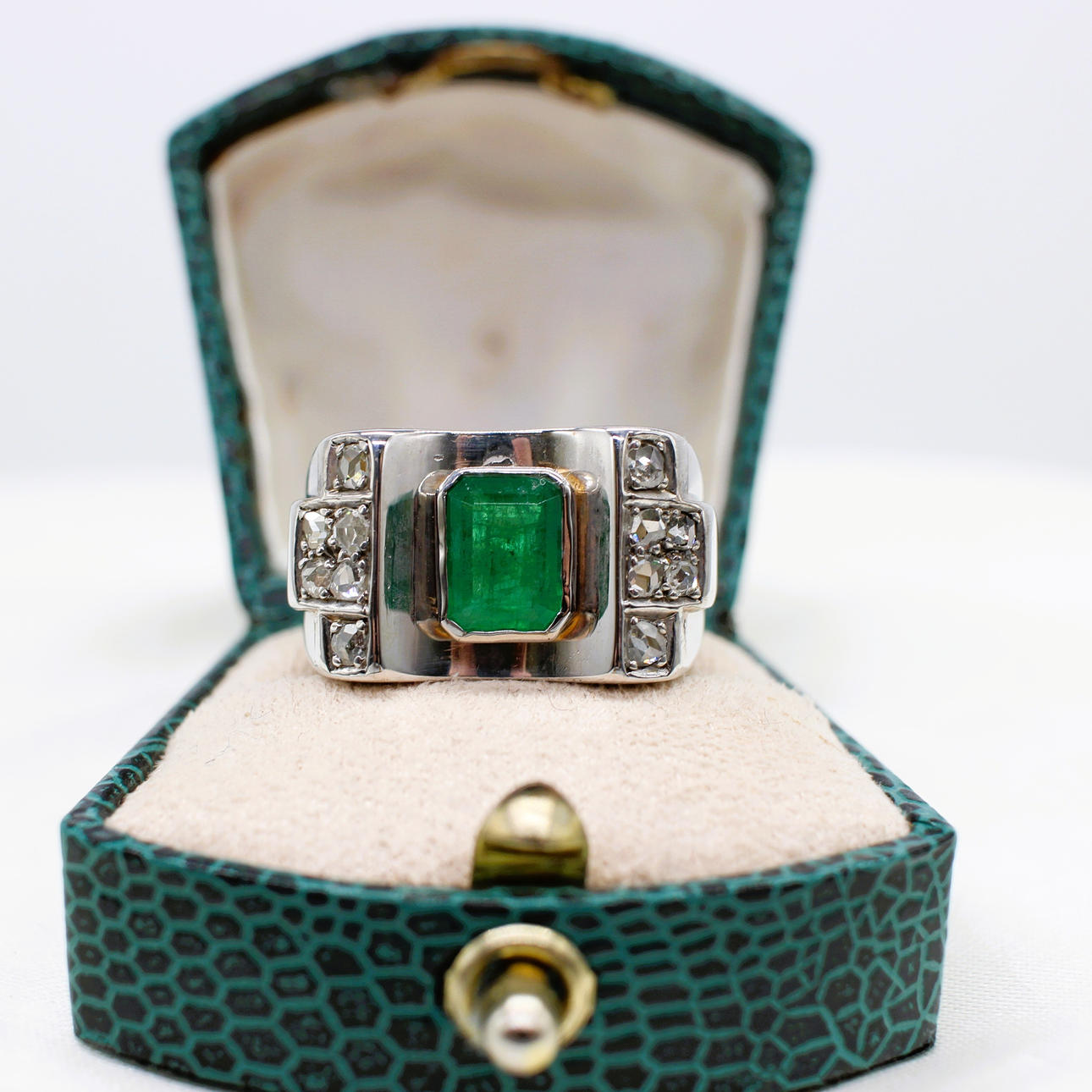 EMERALD & DIAMOND RING.