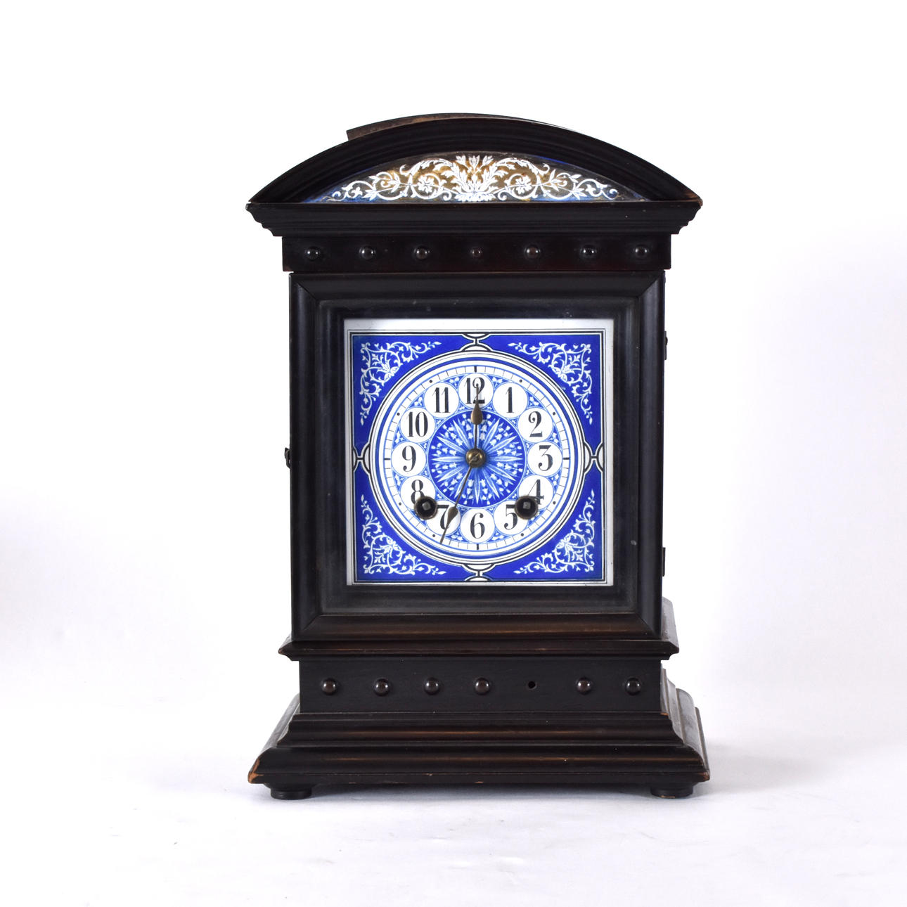 BORDSUR med slag, lackerat trä, sekelskiftet 1900.