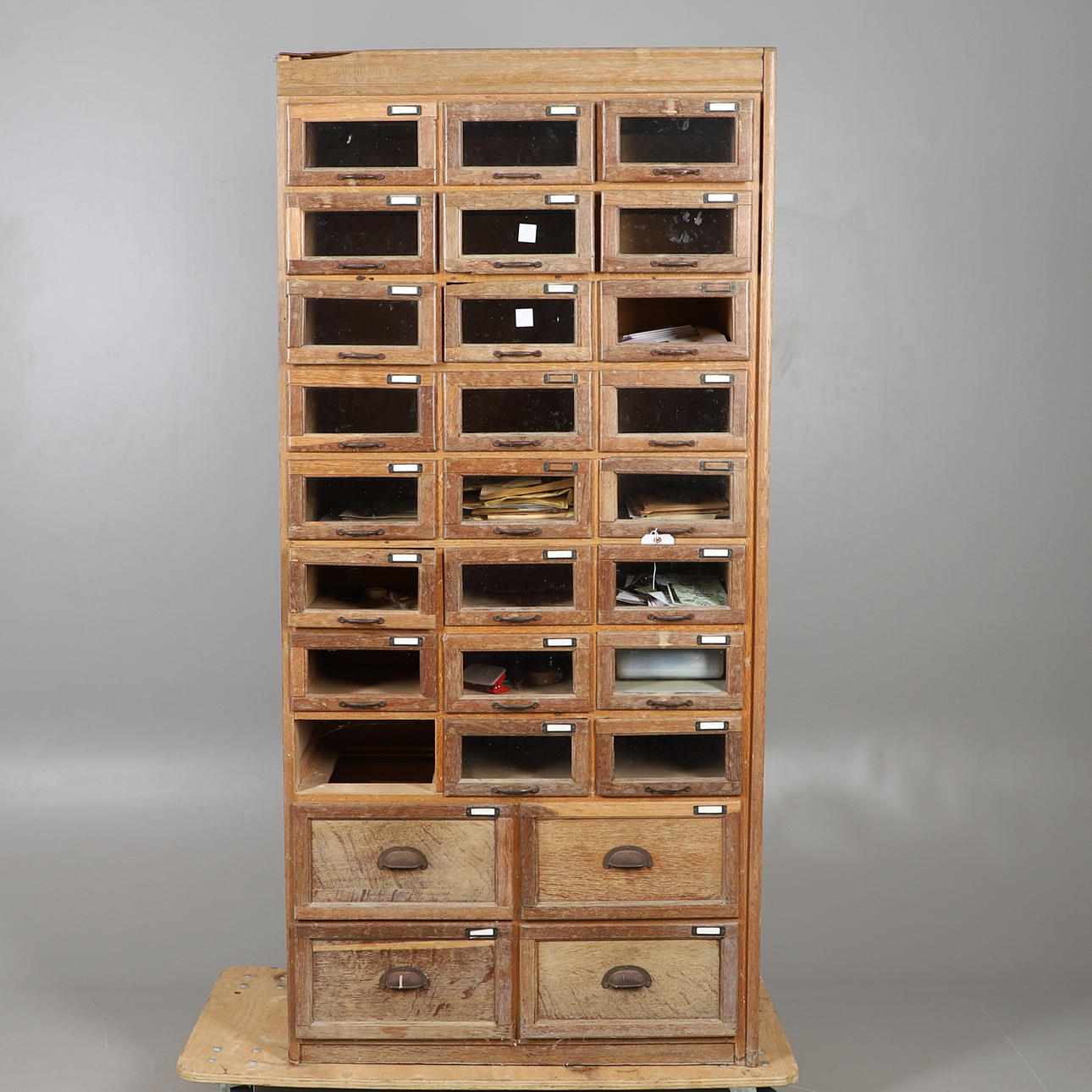 AN OAK SHOP FITTING CABINET SECTION.