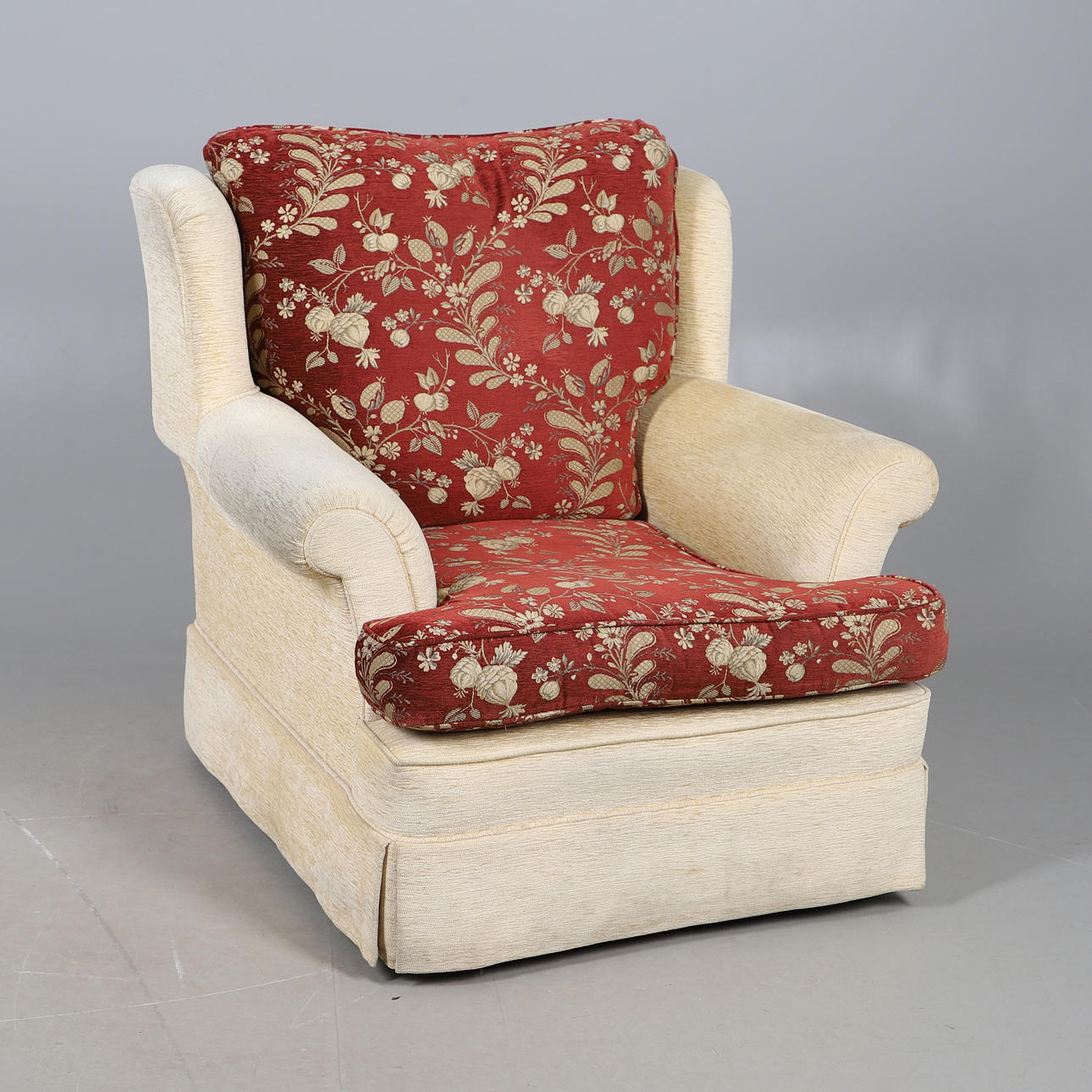 A MODERN UPHOLSTERED ARMCHAIR.