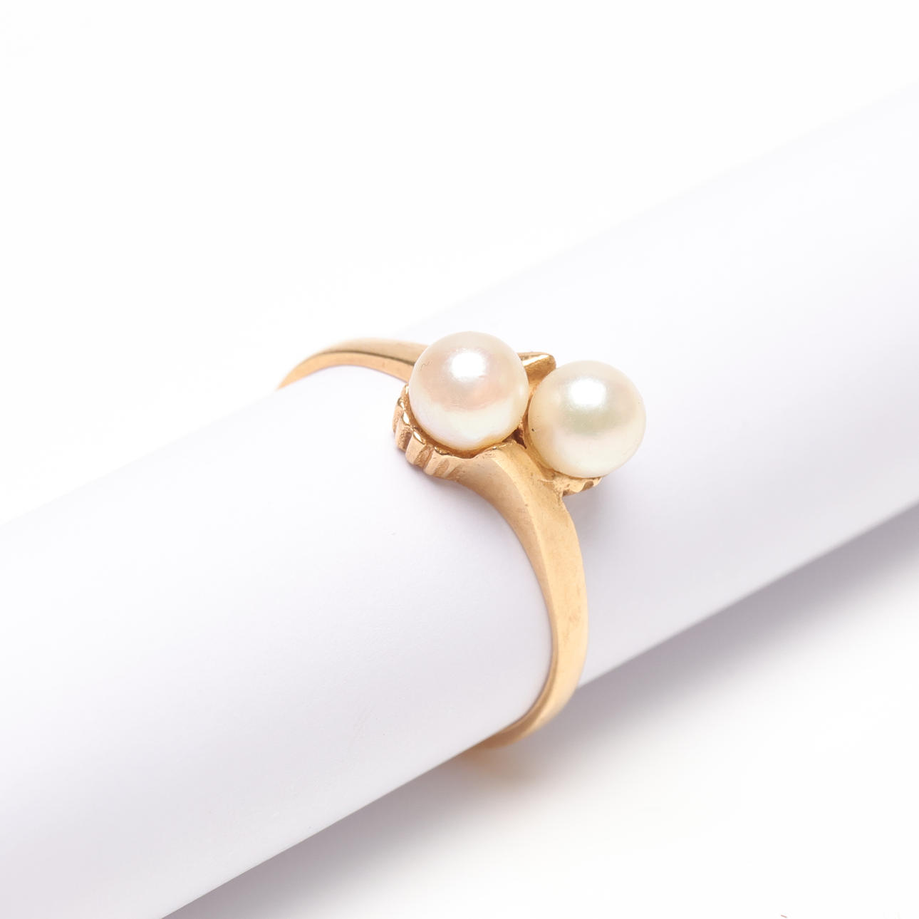 RING med pärlor 18k guld vikt ca 2,7 g.