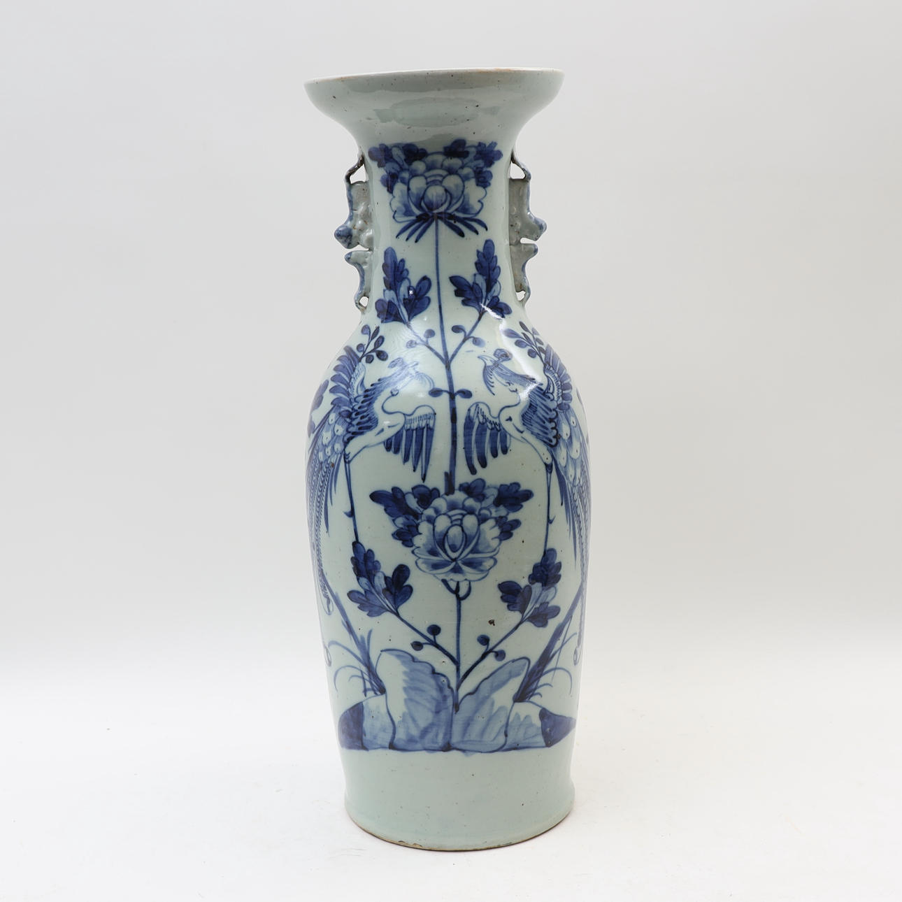 A Chinese vase, 19th century.