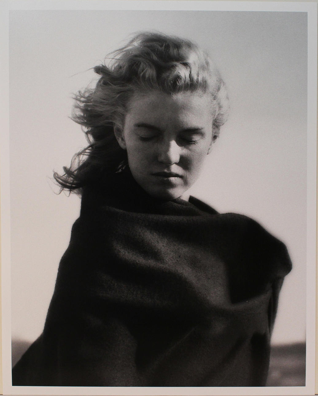 ANDRÉ DE DIENES. Marilyn Monroe i militärfilt. Fine art print. Stämpelmärkt á tergo och numrerad 124/200, daterad 16/5-2006.