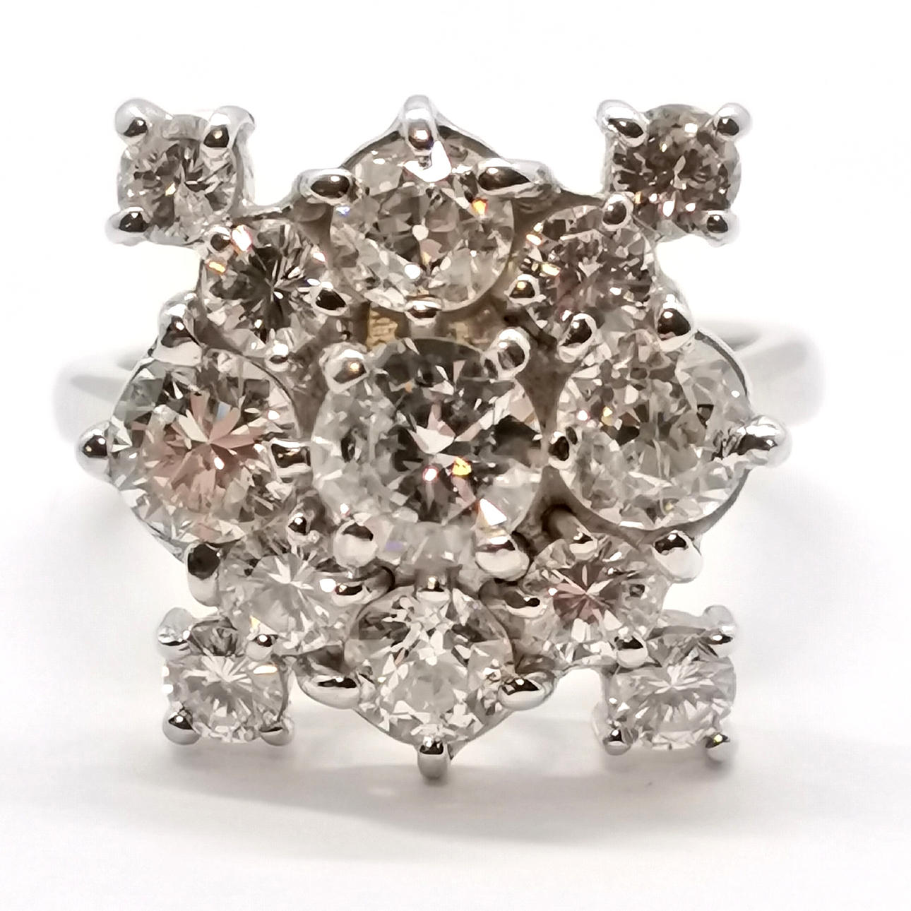 18ct WHITE GOLD UNUSUAL DIAMOND CLUSTER RING.