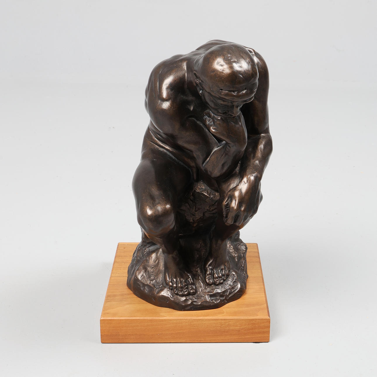 A 20TH CENTURY BRONZED RESIN FIGURE, "THE THINKER".