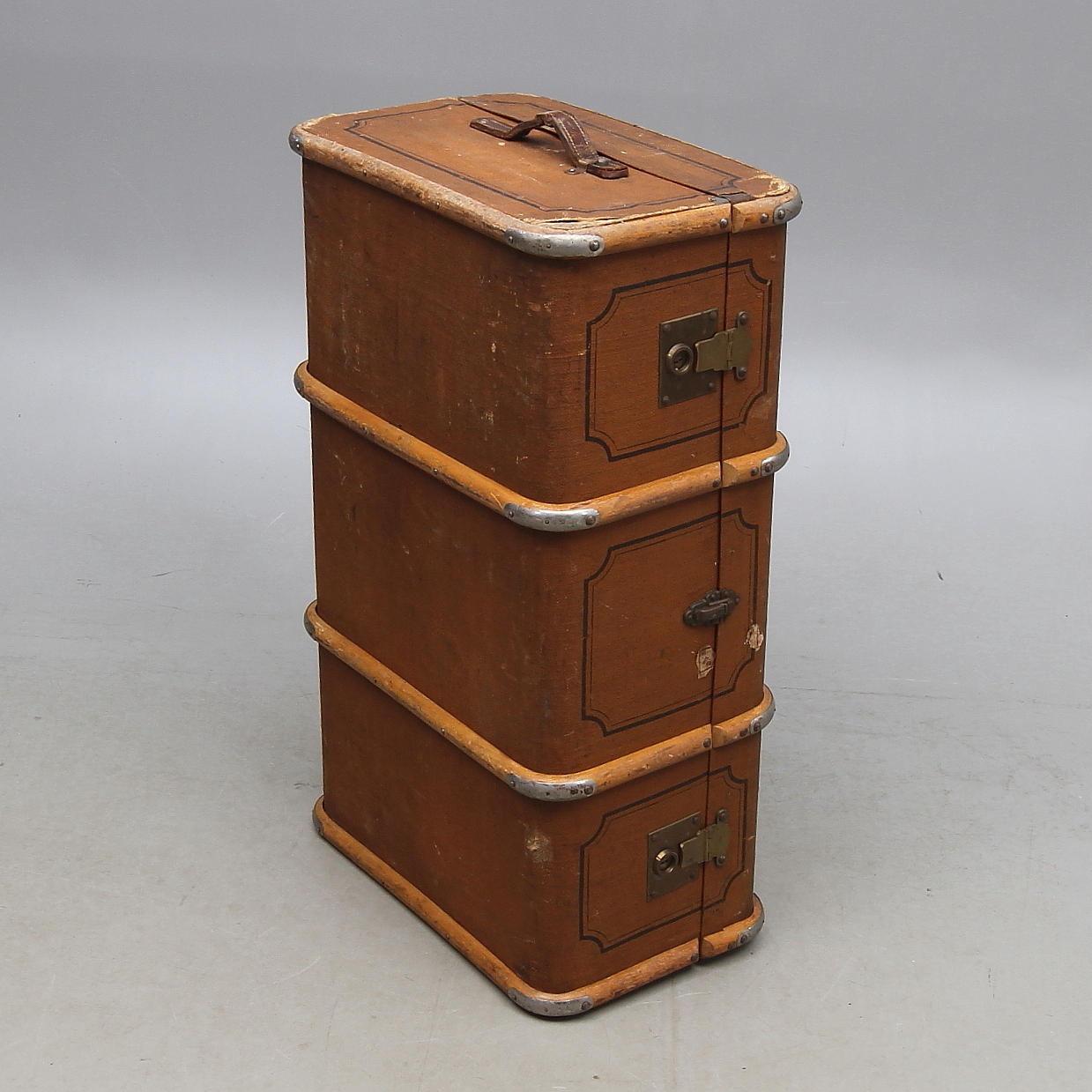 RESEGARDEROB/-KOFFERT, papp och linne, tidigt 1900-tal.