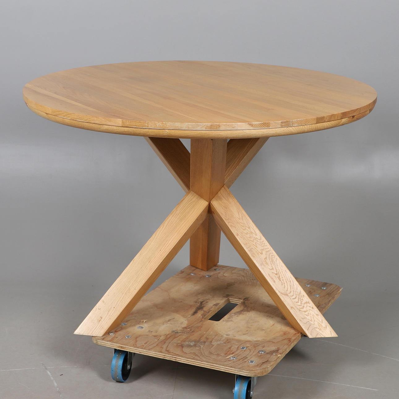 AN OAK BREAKFAST TABLE.