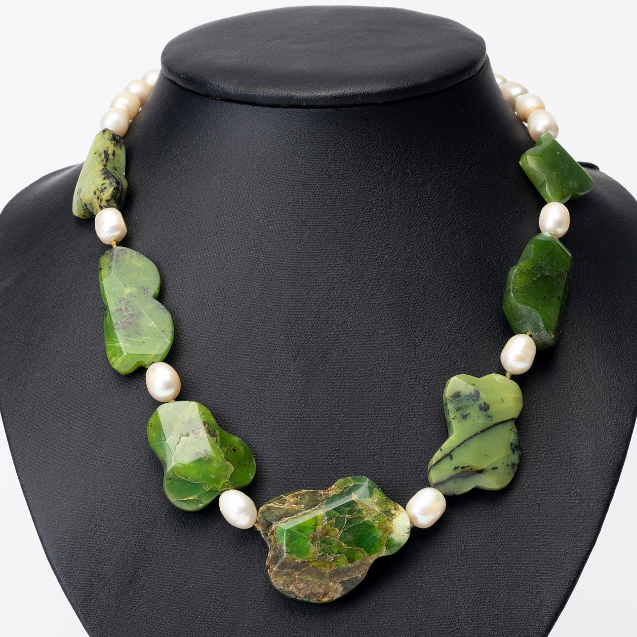 COLLIER, odlade pärlor samt grön sten, lås 18K guld.