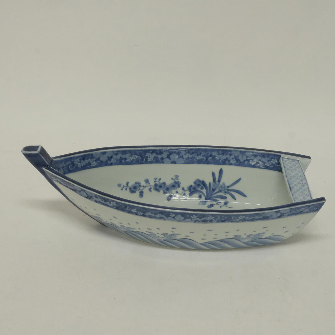 SKÅL, I FORM AV EN BÅT, 1900-TAL.