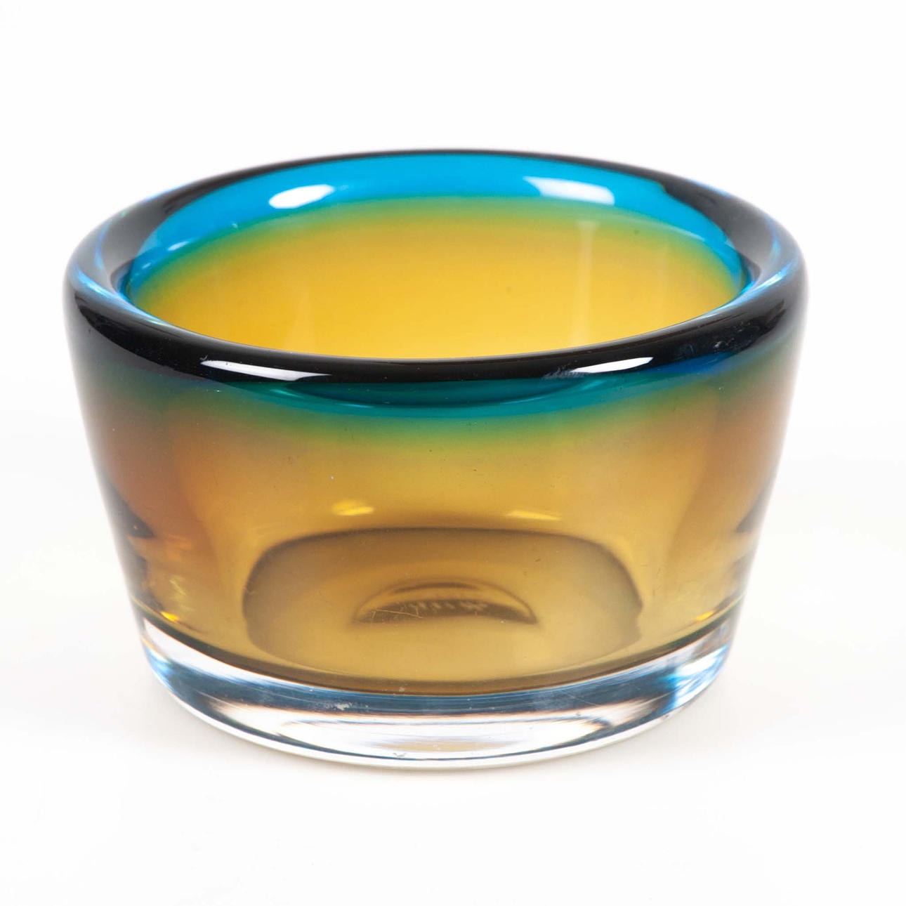 VICKE LINDSTRAND. Skål, glas, schatterad.